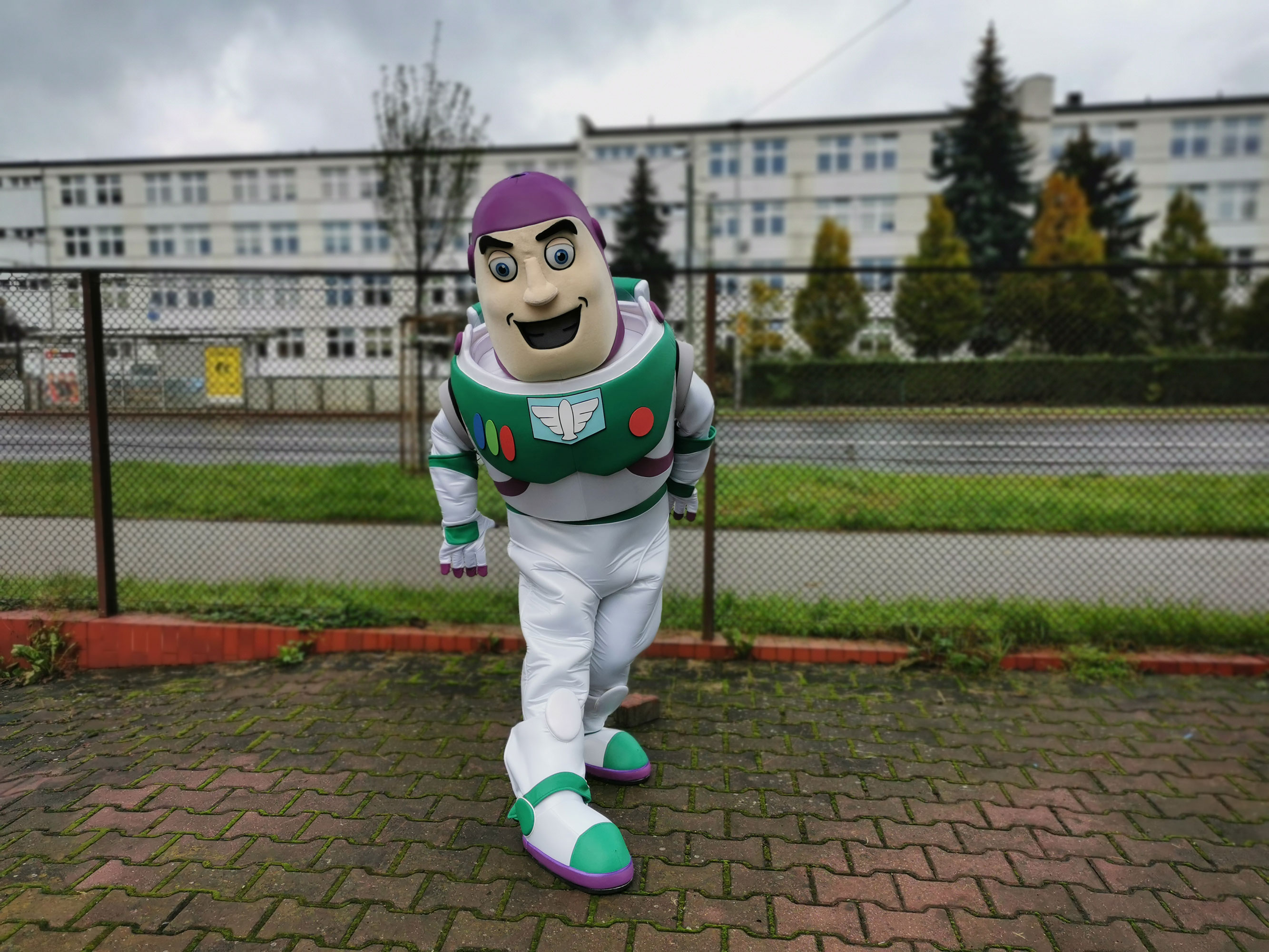 Fotografia przedstawia strój astronauty lub kostium kosmonauty dla osoby dorosłej. Zdjęcie wykonane nie na stacji kosmicznej, ale na polskie ulicy